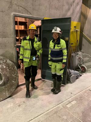 Gruvemåler Brita Cecilie Mustad fra Norcem og Torkel Thime fra bergindustriarkivet ved inngangen til arkivrommet i gruva.