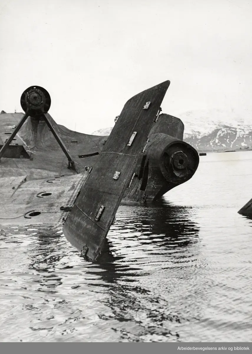 Vraket etter det tyske slagskipet Tirpitz ved Håkøya utenfor Tromsø. 1945.