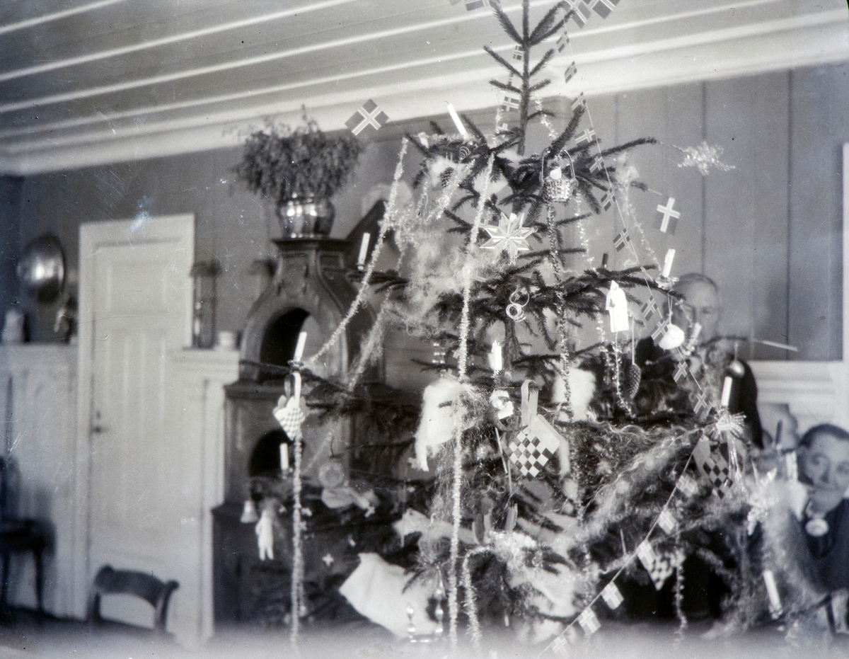 Jul på Nordre Ottestad. Bak juletreet skimtes stående Gulbrand Gjestvang (1974-1965), og Ella Gjestvang 1881-1949), født Eli Cecilie Såstad.