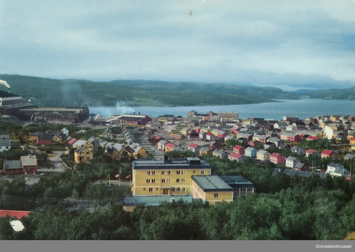 Utsikt over Kirkenes engang etter krigen. Det gule bygget i forgrunnen er Turisthotellet. 