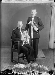 To musikanter fra Frelsesarmeen med instrumenter. Begge kled