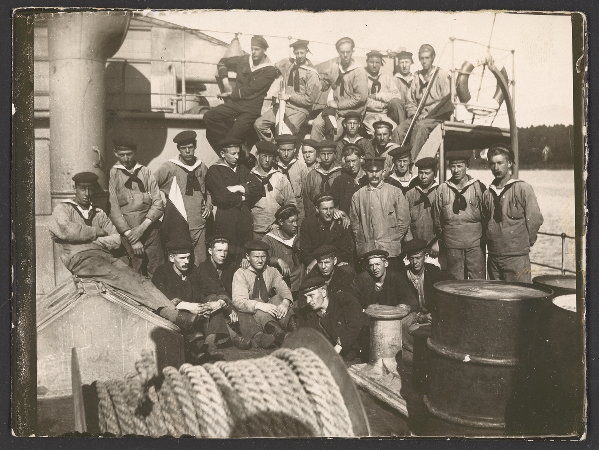 Bilden visar manskapet på Ballongfartyget nr 1 som har samlats för en gruppfoto. Fjärde mannen från höger i andra raden ska vara Birger Hallgren.