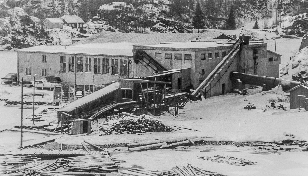 Fossing Bruk, Fossingfjorden, Kragerø kommune, 1980-åra. Inngangen til fabrikken. Vinter.