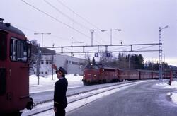 Diesellokomotiv Di 3 628 med tomtog på Heimdal stasjon. Til 