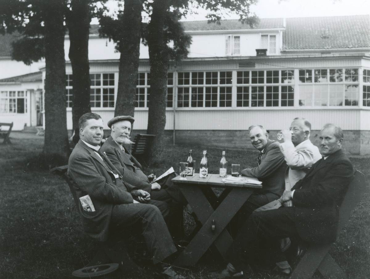 I hagen på Havna pensjonat 9. august 1938.  Kornrådet overnatta på pensjonalet 9.-10. august 1938.