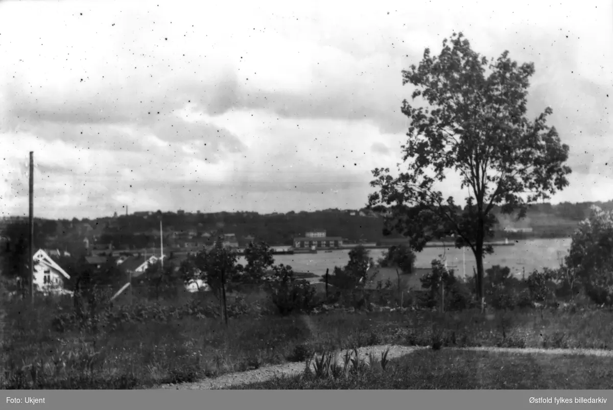 Værlebukta fra Grimsrødjordet ca. 1920-25. Værlebryggene sett fra Grimsrødtoppen (Hoppern). Huset til venstre ligger til Helgerødgata.