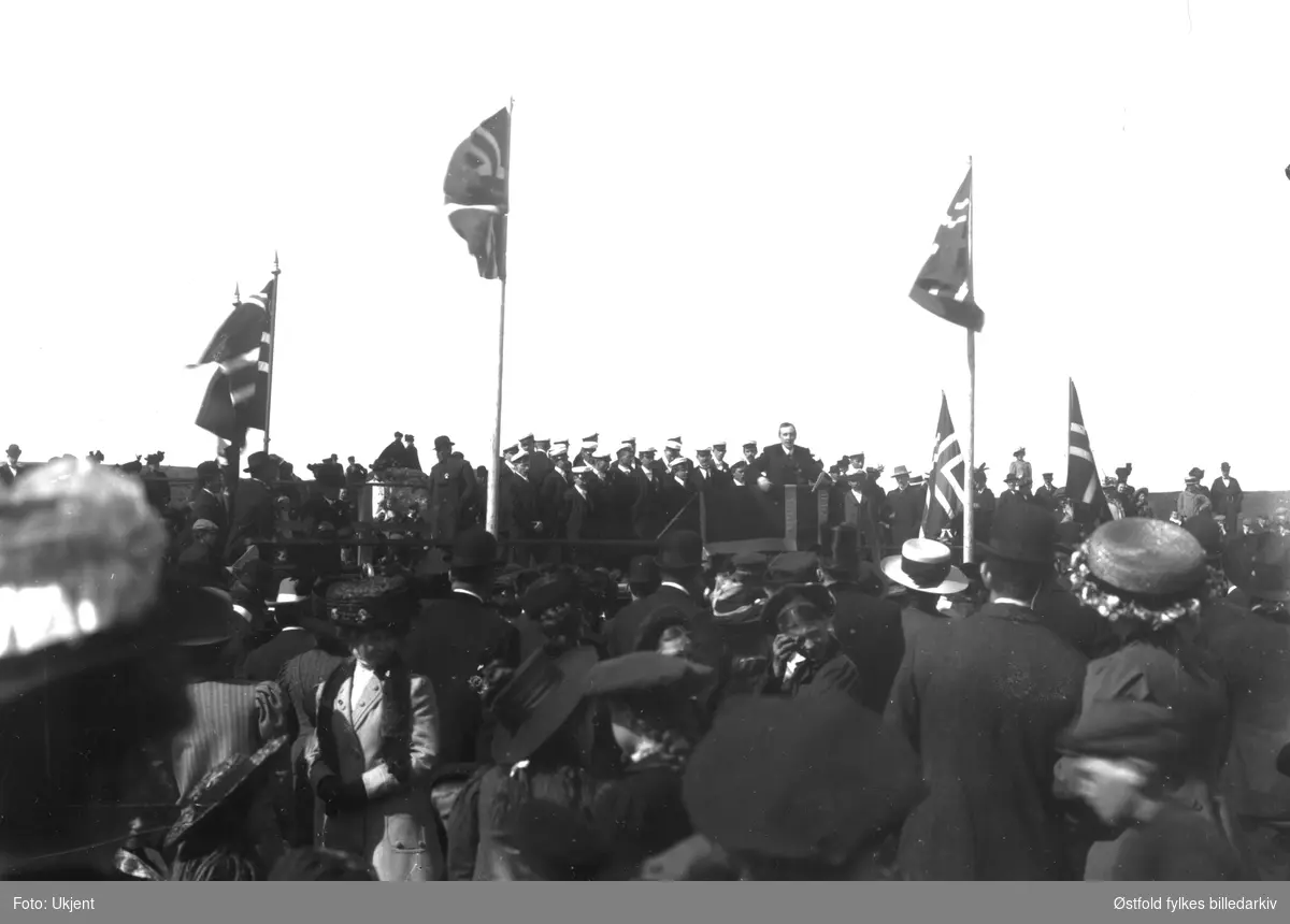 17.mai tale på Skarmyra i Moss, publikum og mange flagg. På scenen Moss Sangforening ant. ca. 1910-15.