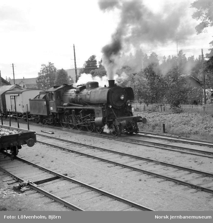 Damplokomotiv type 26c nr. 432 med godstog på Telneset stasjon
