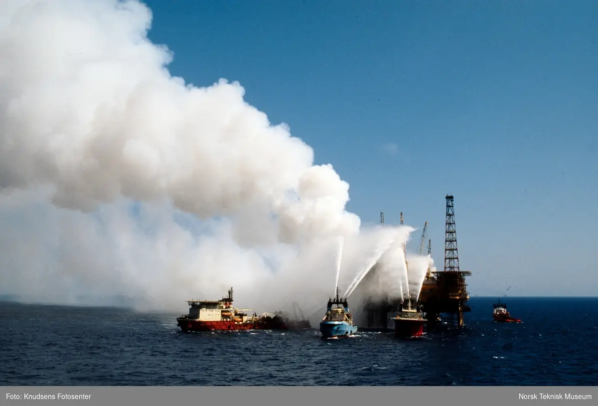 Brannbåter spøyter vann over brann på en oljerigg på Petrobras Enchovas oljefelt utenfor Brasil.