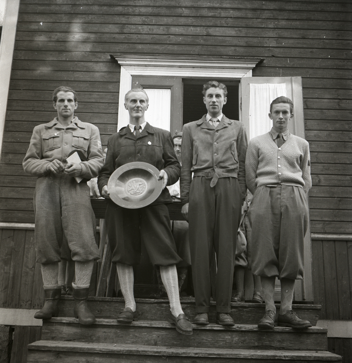 Fyra pristagare vid distriktsmästerskapen i orientering mellan Flästa och Öjung den 23 september 1951.