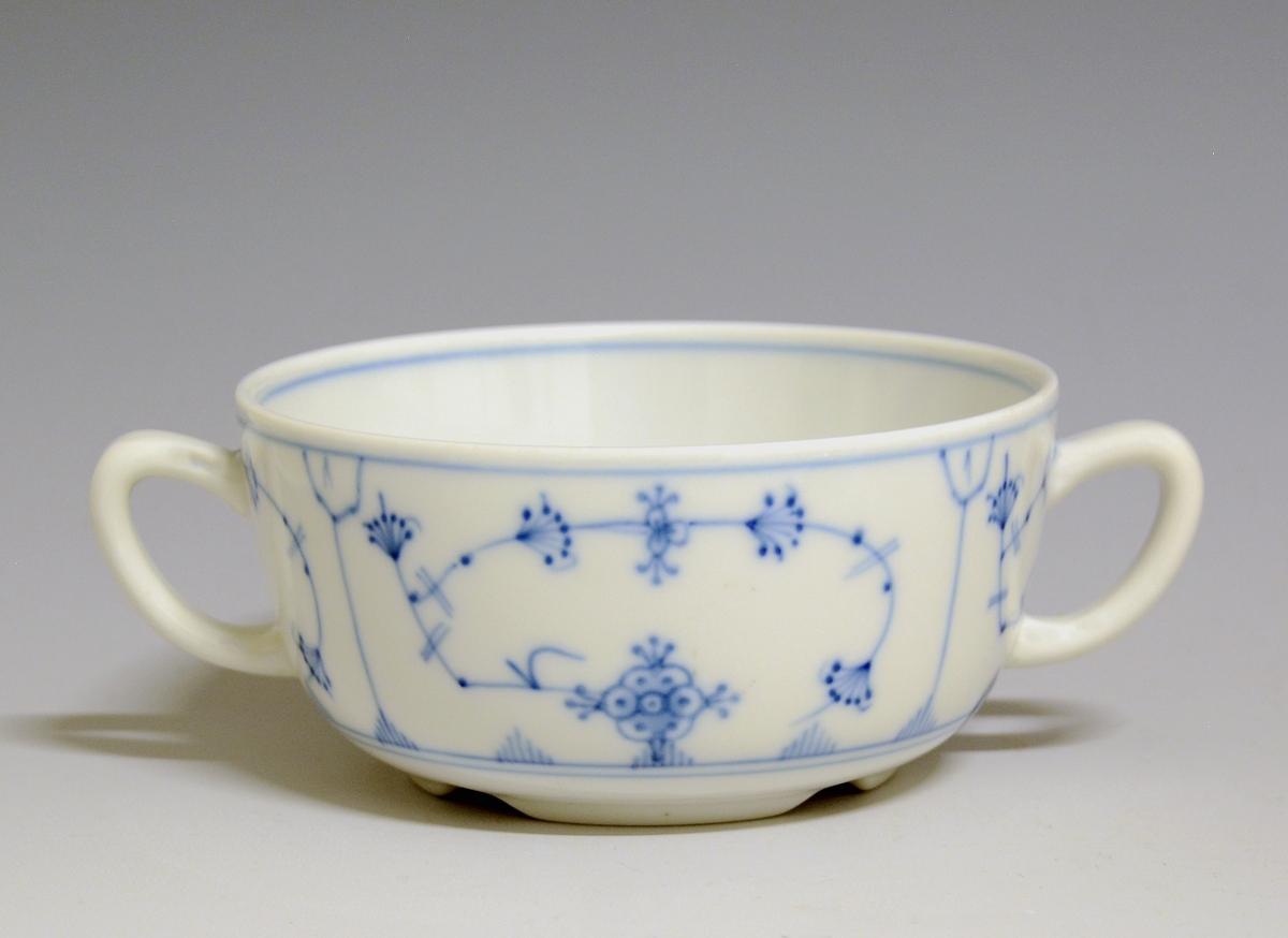 Buljongskål av porselen med hvit glasur. Dekorert med  håndmalt stråmønster i blått.