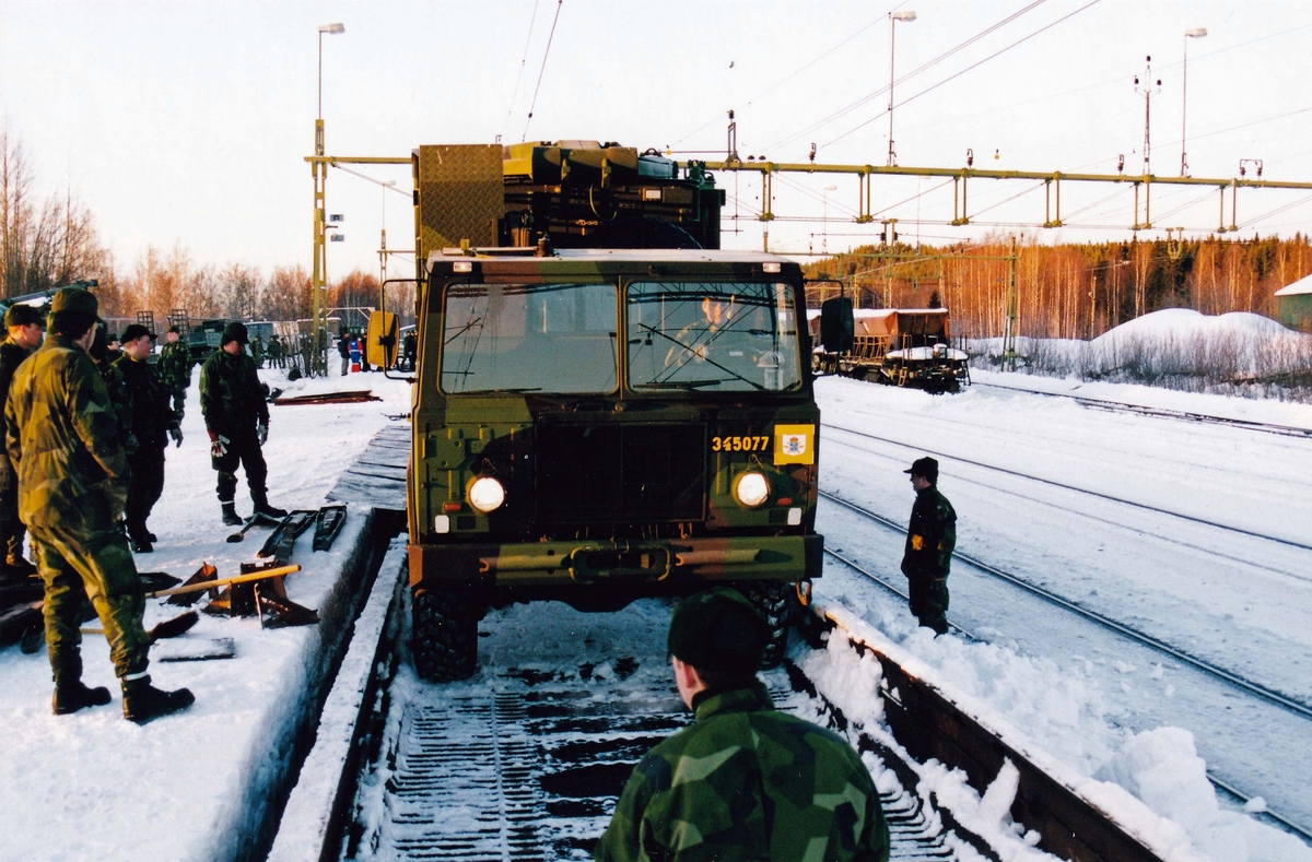FMUhC lastförsök med militära fordon på civila transportfordon sent 1990-tal. Tgb 40 med överrede.