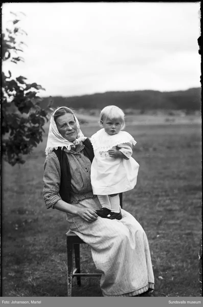 Porträttbild utomhus av Andrietta Jonsson (född Nordin) med dottern Sara, Fjolsta, Sörfors.