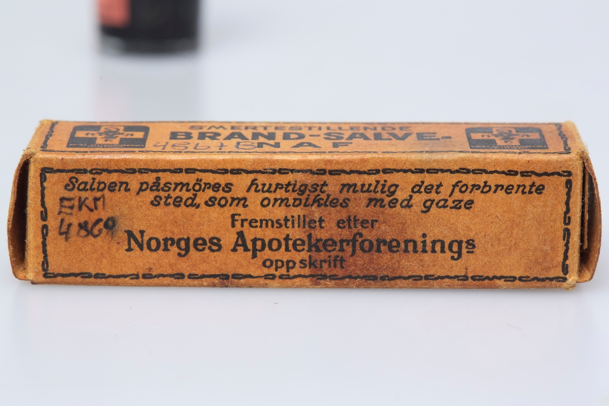 En pakke renset bomull fra Svaneapoteket Gjøvik
Trykt etikett