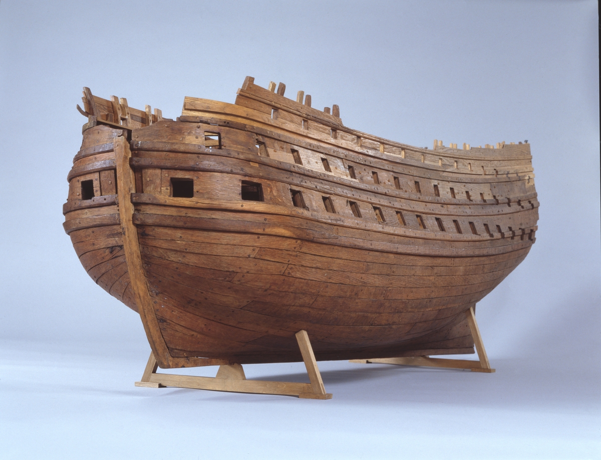 Fartygsmodell av trä av kronolastdragaren Carlsharm (Carlshams Kastell), byggd i Karlshamn 1736 efter ritning av Gilbert Sheldon. Ö.R. 3455.
