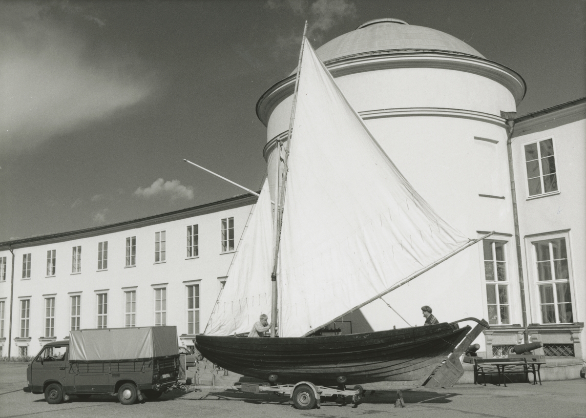 Utställningen "Människor och båtar i Norden". Fartyg framför Sjöhistoriskas entré.