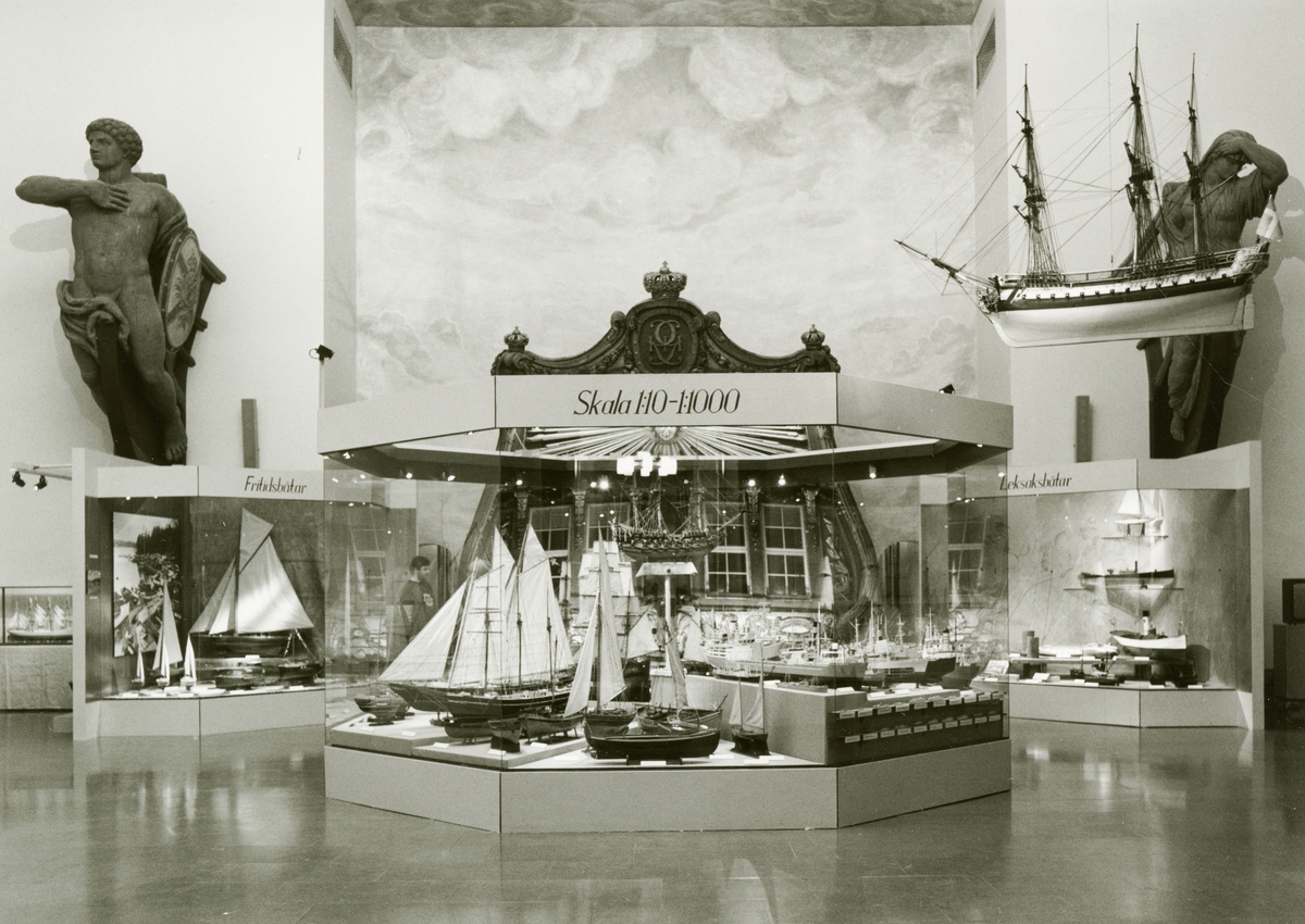 Utställningen "Modellutställningen" i Minneshallen. Överblicksbild. Montrar visande "Fritidsbåtar", "Skala 1:10-1:1000" och "Leksaksbåtar"