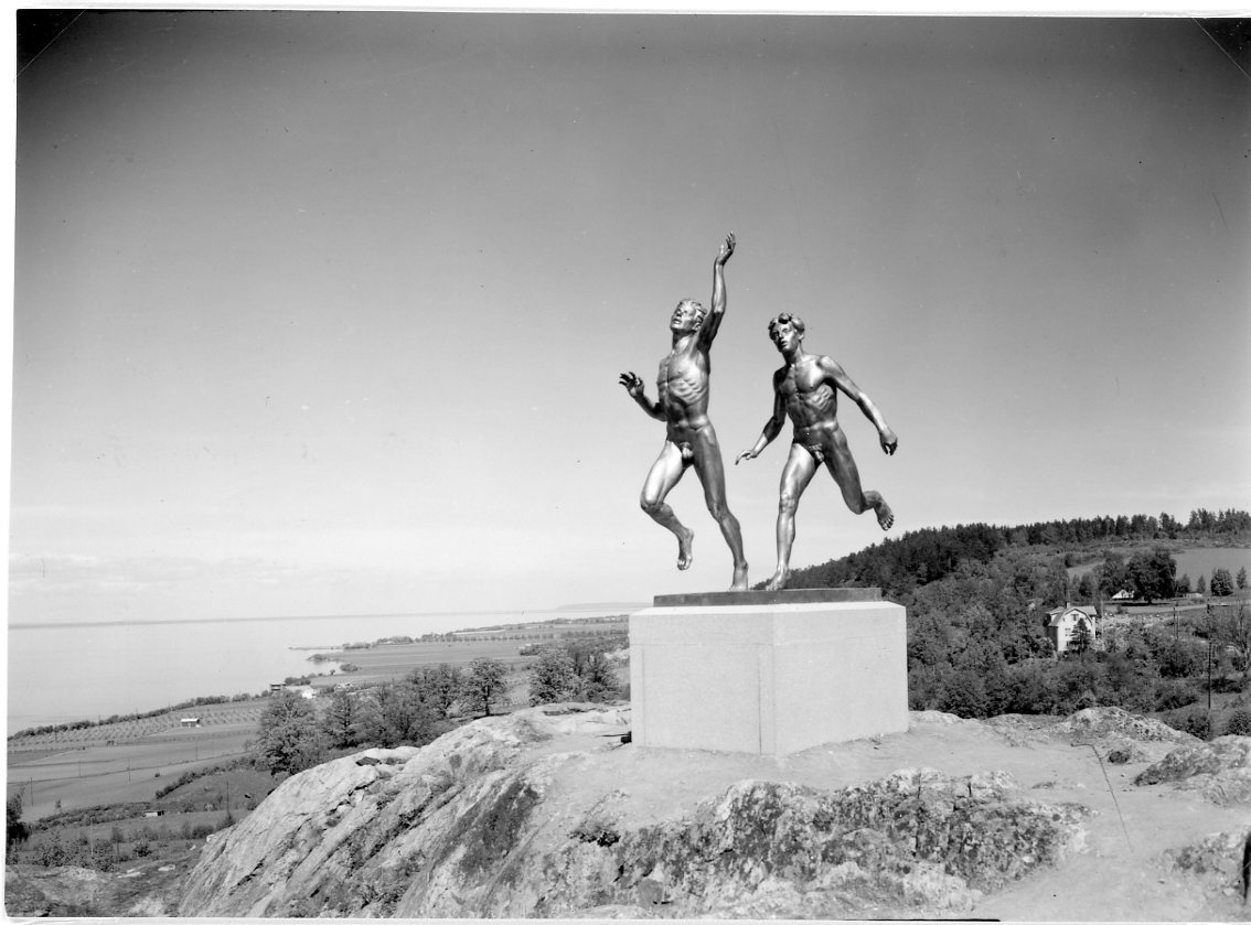 Skulptur med två löpare som passerar mållinjen - gruppen "Löparna"