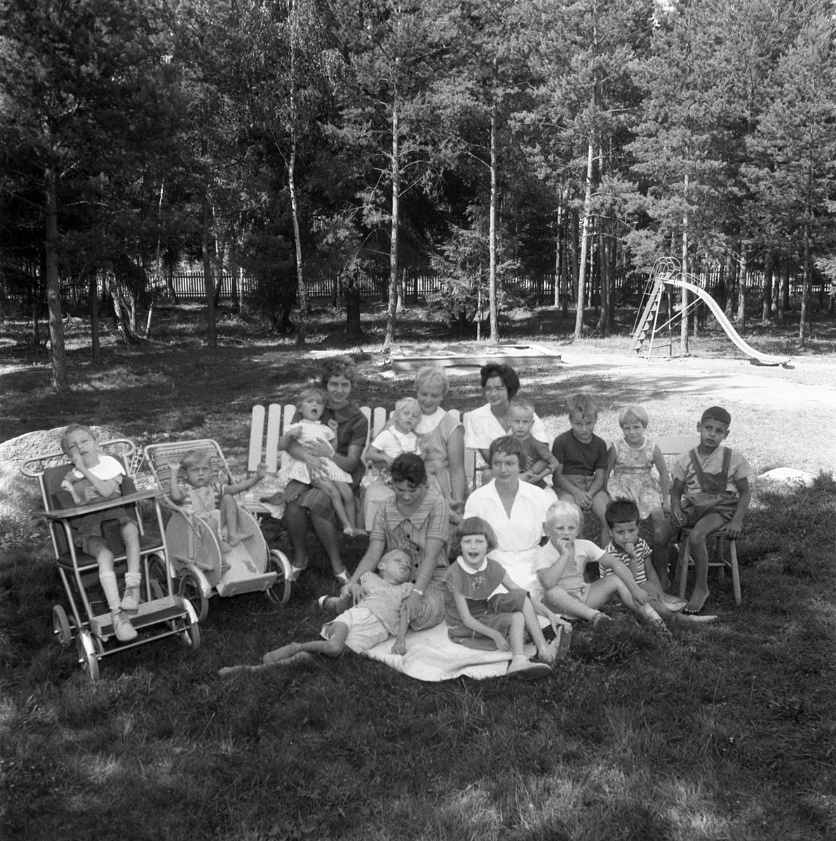 Solig sommardag vid Blåklintshemmet i Linköping 1959. Vårdhemmet hade tagits i bruk år 1935 som ett konvalescenthem för barn och drevs av FÖB (Föreningen för Östergötlands Barn). Hemmet hade plats för 10 större barn men så småningom övergick huset till att bli spädbarnshem, innan FÖB år 1953 överlämnade byggnaden till landstinget som gåva.