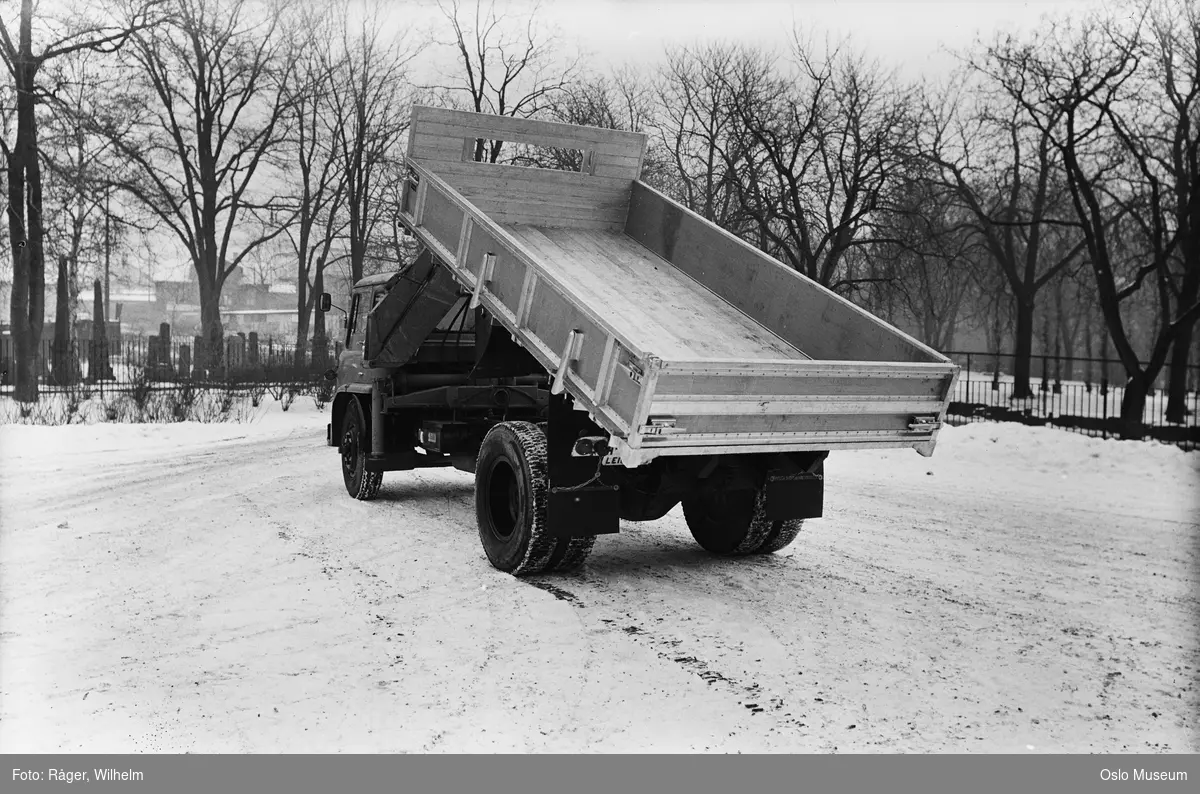 Bedford lastebil, tipp, snø, gravlund