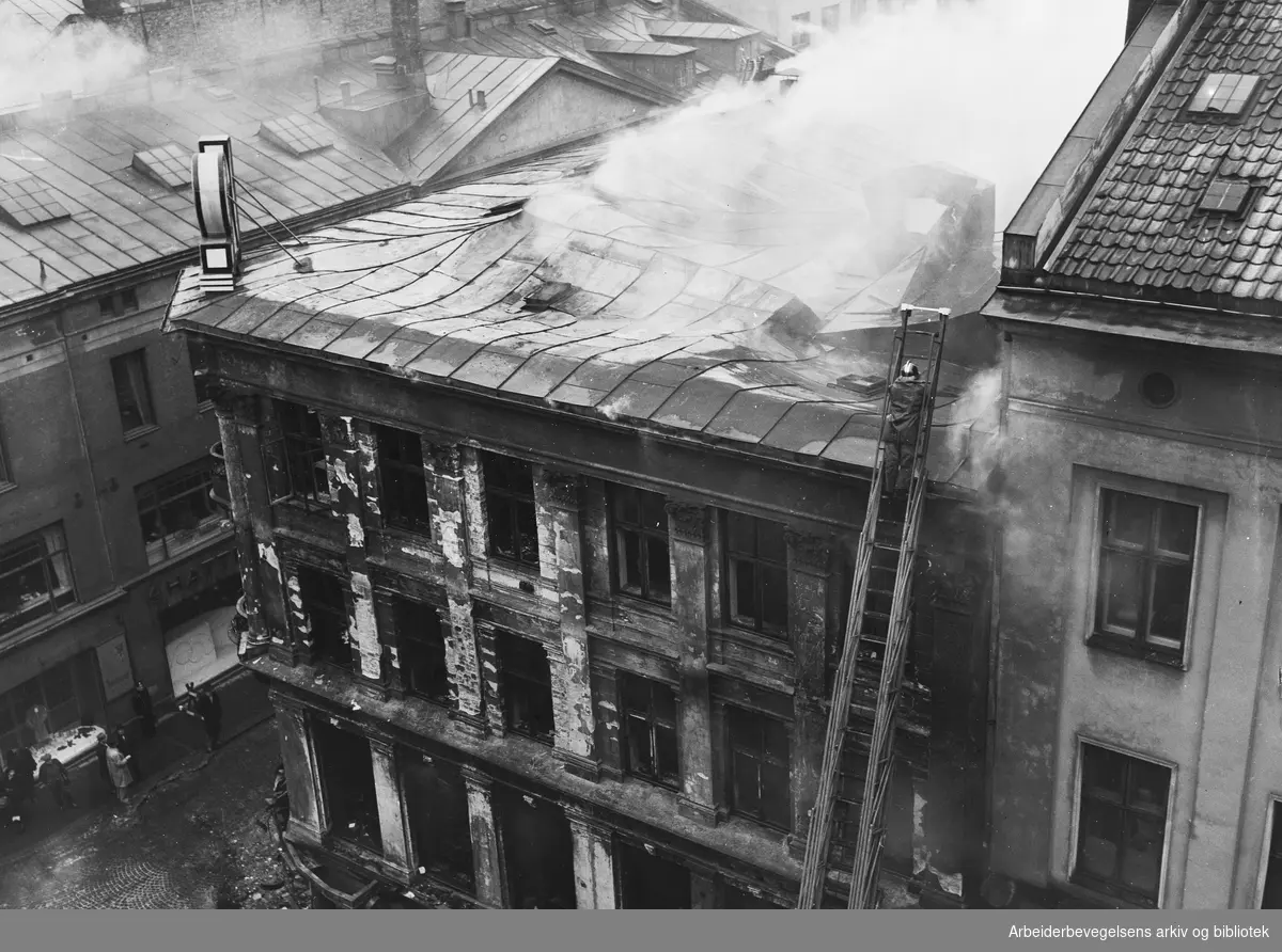 Storbrann i Grændsens Skotøimagazin i Grensen 12. Hele bygningen ble totalskadd. 16 mars 1950