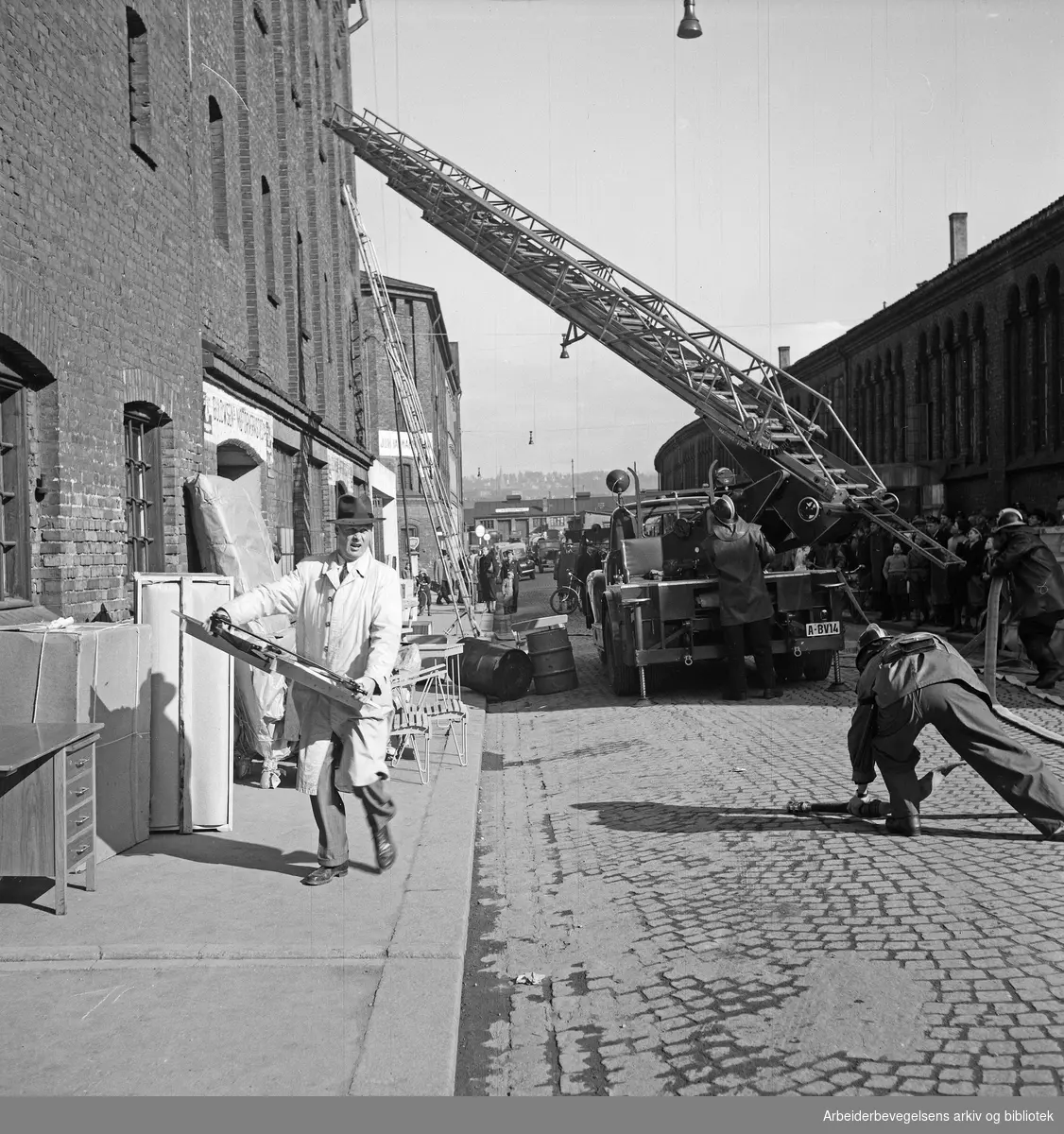 Brann i Tomtegata 12 på Vaterland. 14 april 1950