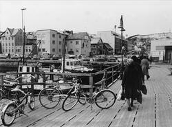 Harstad sentrum fotografert fra gamle honnørbrygga. Sykler i