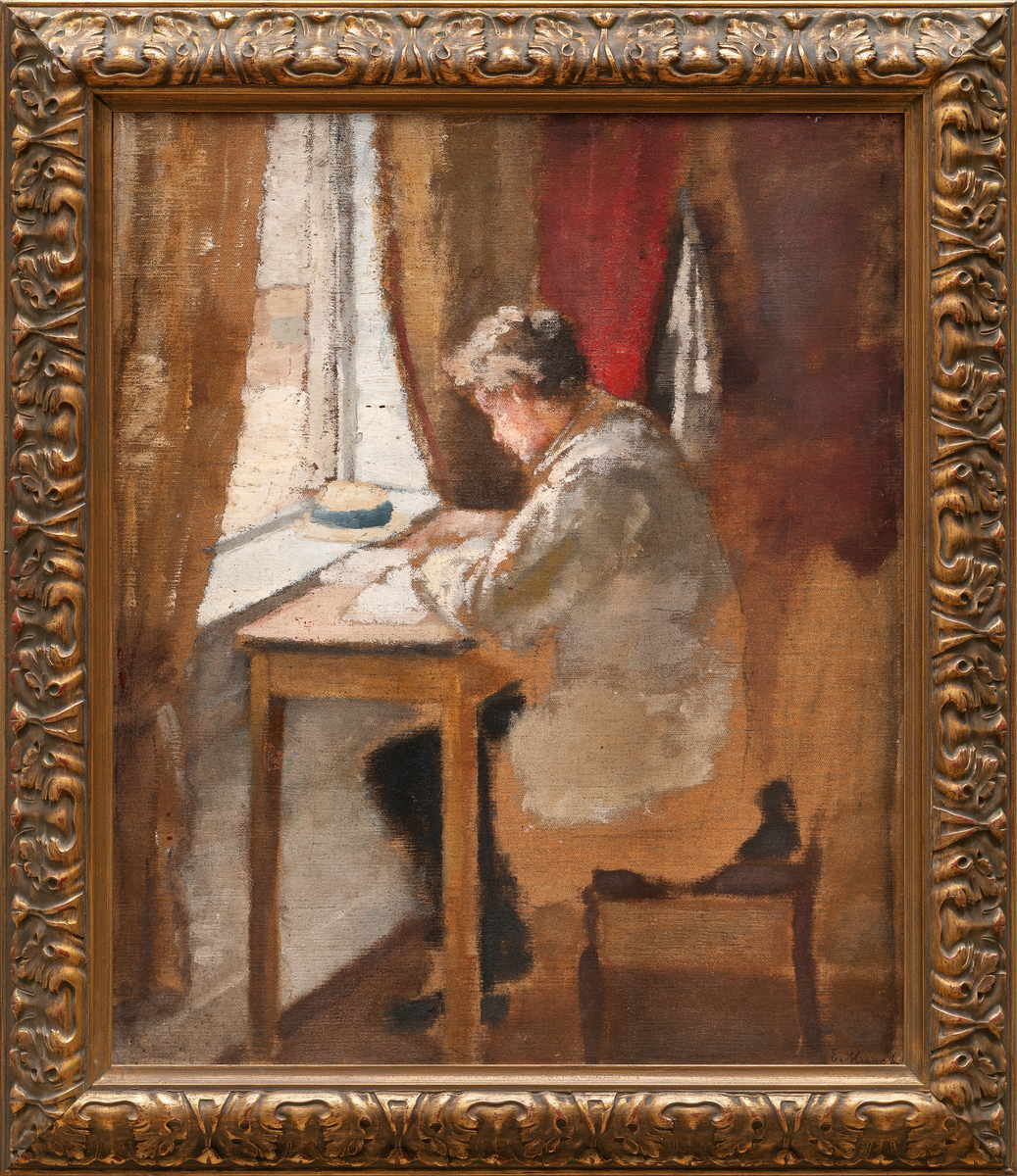 Kunstnerens bror, Peter Andreas Munch, i hvit kittel sittende i profil mot venstre ved et bord og leser i dagslys fra et vindu. Ett rødt forheng i bakgrunnen.