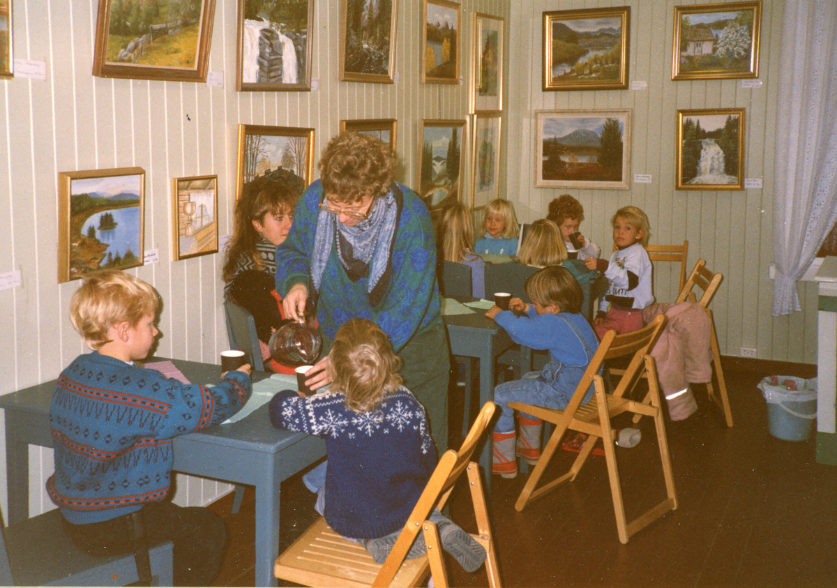 Folkestad korttodsbarnehage på museet under julemessa 1989.  