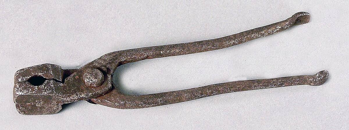Har tillhört givarinnans fader.
av Järn, l. 128, br. 15 mm.  U.f. Kaliber: 14 mm.