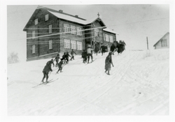 Skolebarn på Strand skoleinternat går på ski.