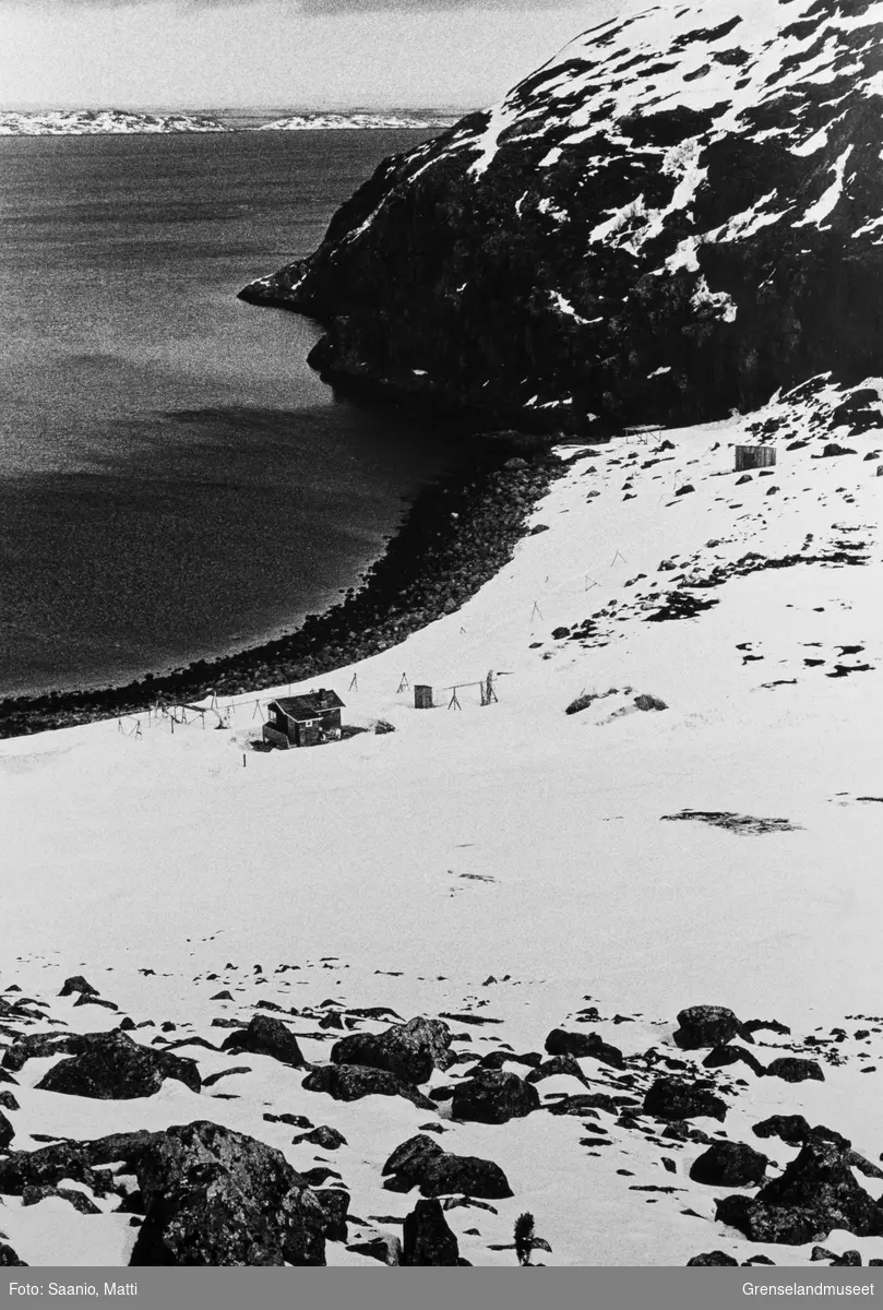 Vinterbilde fra Oterfjorden, nede i fjæra ser vi laksehytta til Henry Abrahamsen.