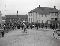Musikkstevne i Vardø, 1954. Musikantene i prosesjon opp Slot