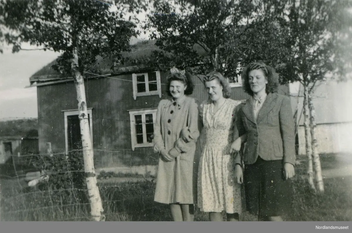 Tre unge kvinner foran huset på Steigberget på Sund i Leiranger. Fra venstre: Gunvor Marie Johansen (f. 1924), Margit Sund (f. 1921) og Judit Johansen (f. 1917).