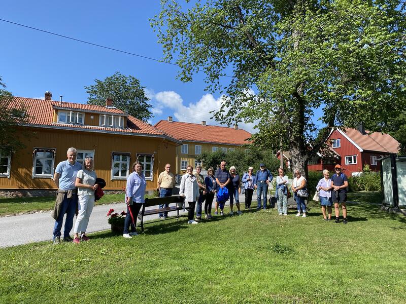 Fotografi av deltakere på Øvrebyvandring. Sommer.