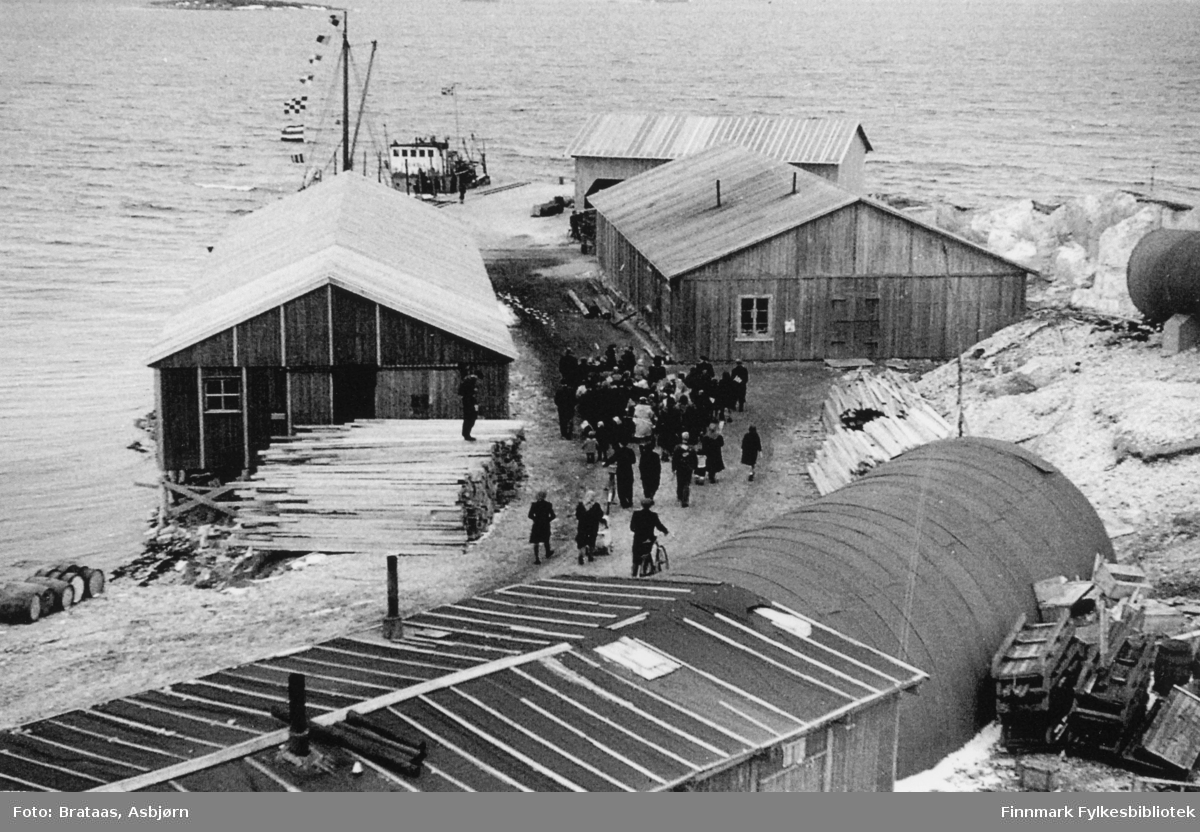 En fraktebåt kommer med forsyninger. Hestnes, 1947.