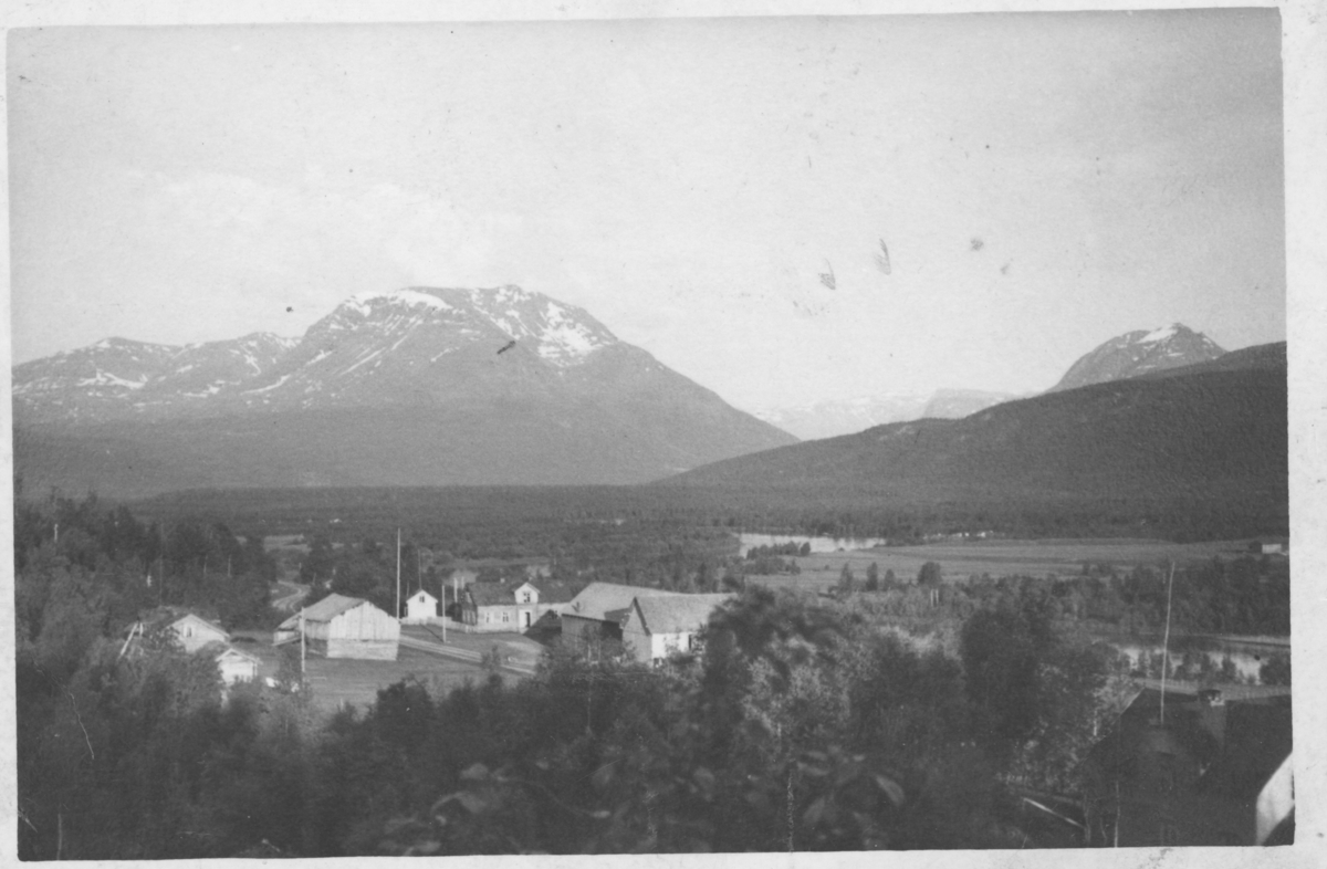 Foto av Gunnarheimen og Maukdal i Målselv. Bildet er tatt mot fjellet Alappen. Målselva i bakgrunnen.