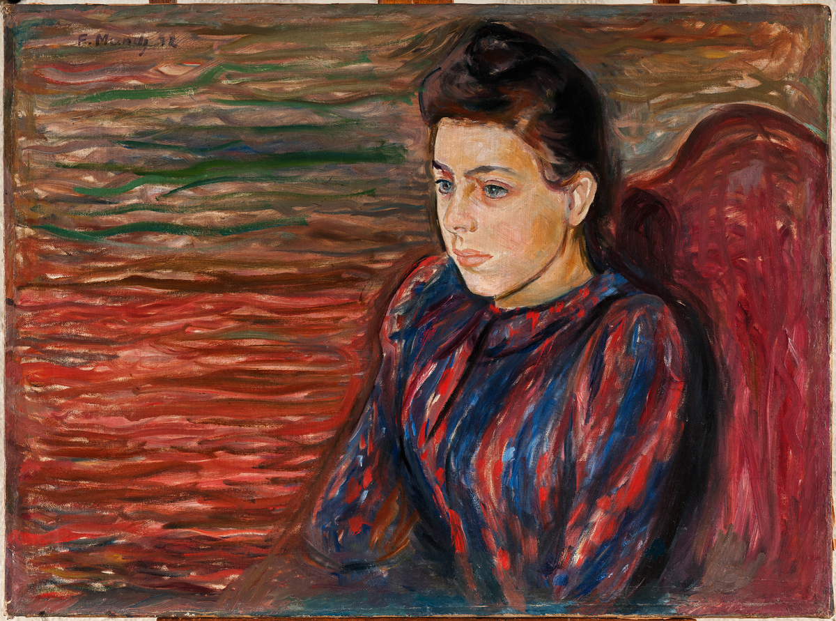 Brystbilde av en ung kvinne med overkropp og hode dreid mot venstre, sittende i en høyrygget rød stol til høyre i bildet. Rød og blåstripet bluse.