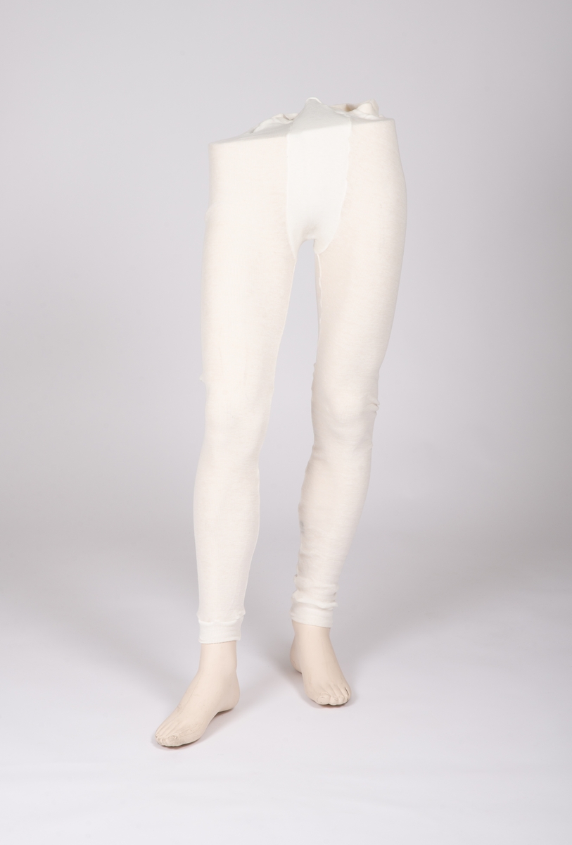 Art. nr. 46006. Hvit strikket bukse  med elastikk i livet og ribb nederst på bena.