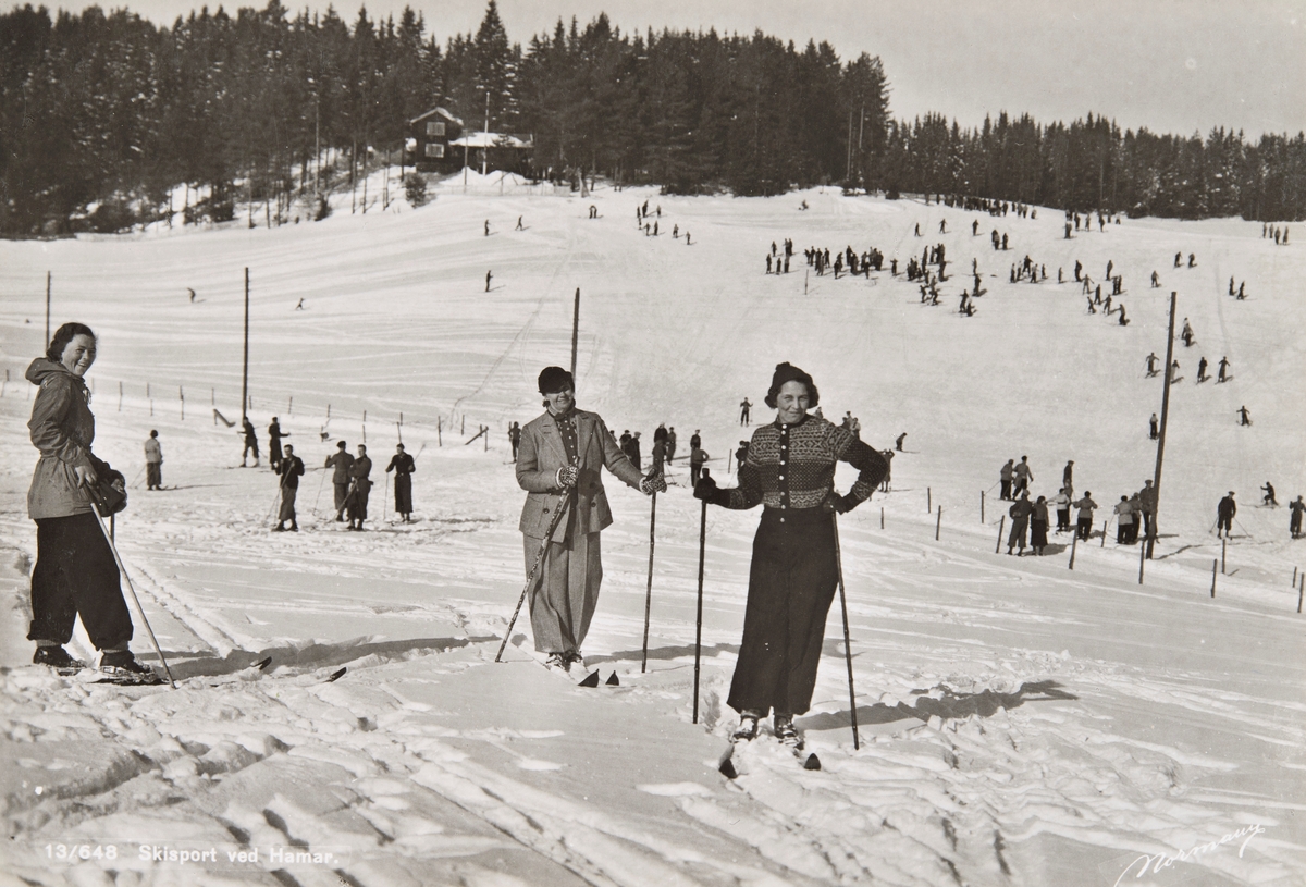 Postkort, Furnes, folk går på ski på jordene til Østre Alu gård, Gubbestua i bakgrunnen, skiantrekk,
