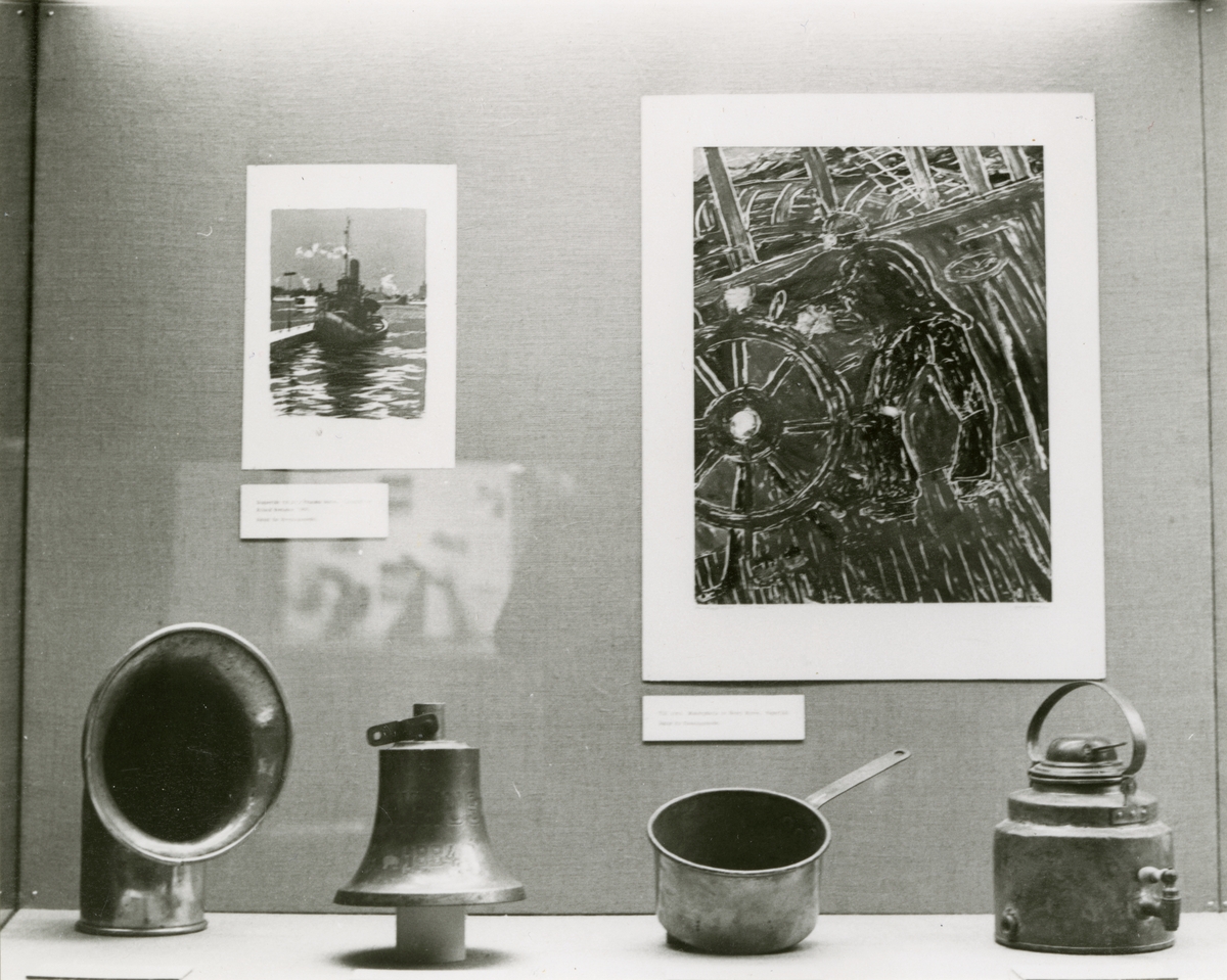 Utställningen Nyförvärv 1965–1966 visas våren 1967. Monter med skeppsklocka, kaffepanna, kastrull, svanhals m.m.