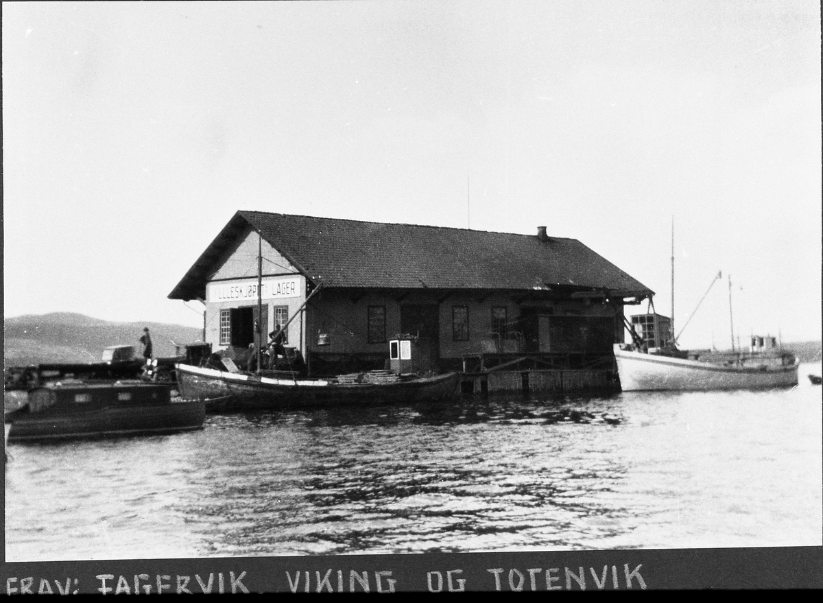 Båtene Fagervik, Grønnjakta og Totenvik ved Gjøvik Brygge ca. 1935. Fagerevik var en liten passasjerbåt bygd 1905, og var eid av Hamar Dampskipsselskap. Grønnjakta losser grus opp i en lastebil. Håkon Sanderud eide den. Totenvik var forherdet med plater. Den var kvitmalt. Evald Pannengstuen eide den, og den var på 35 bruttotonn.