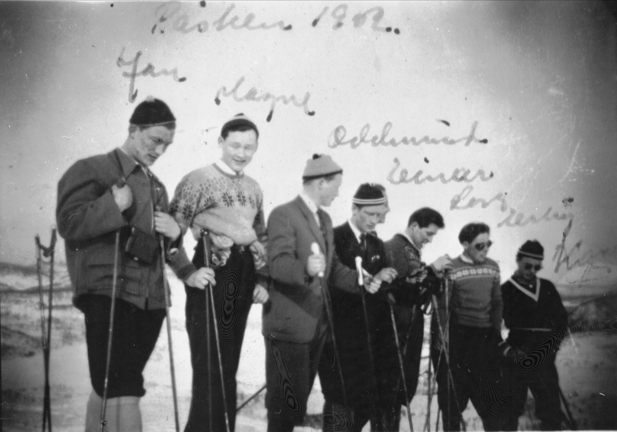 Gruppebilde av syv menn fra Skånland på skitur.