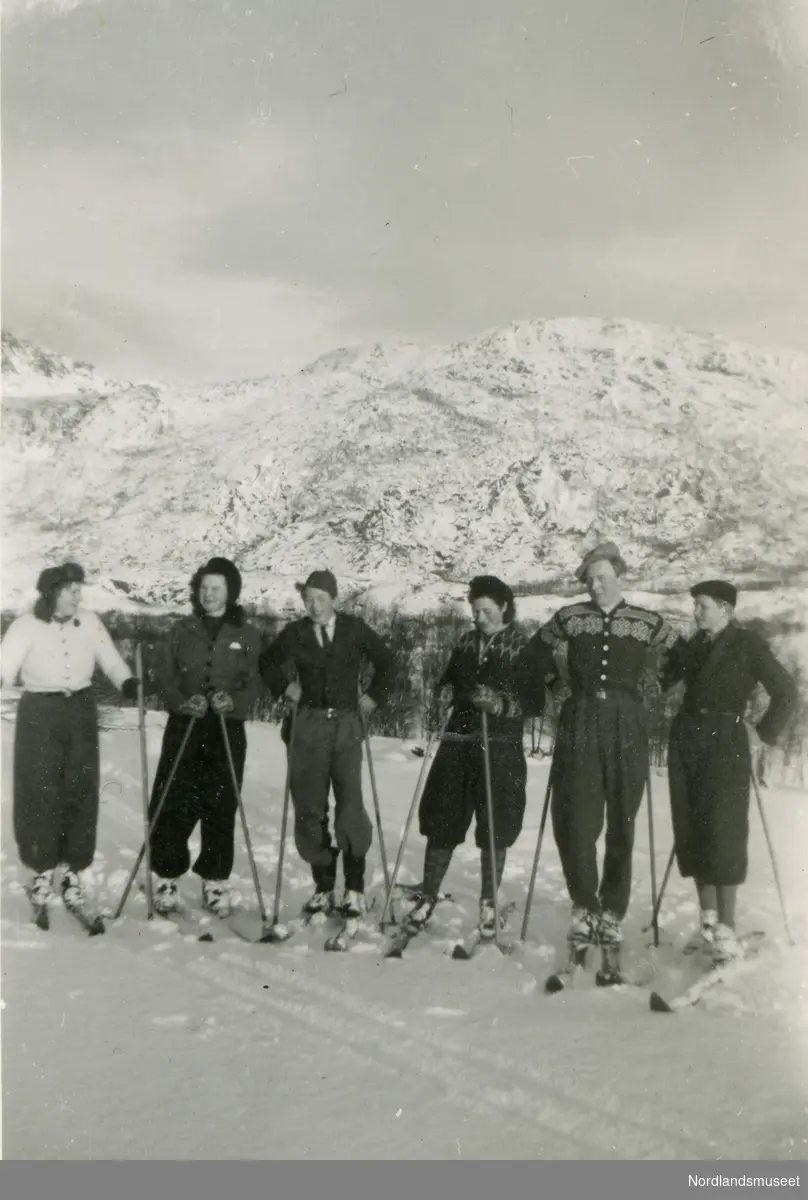 Ungdommer på skitur.