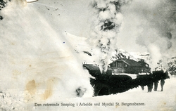 Dampdrevet roterende snøplog i arbeid på Myrdal stasjon.