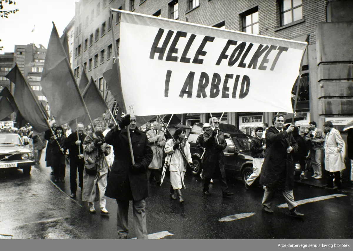 1. mai 1989 i Oslo sentrum. Fanetekst: Hele folket i arbeid