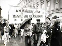 1. mai 1989 i Oslo sentrum. Fanetekst: Kamp mot statlig rasi