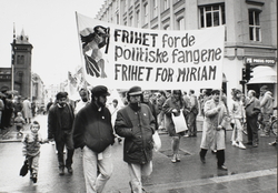 1. mai 1989 i Oslo sentrum. Fanetekst: Frihet for de politis