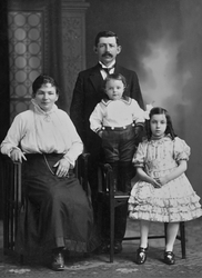 Rakel Glick (f. Bekker) og Kalman Glick med barna Eva og Isa