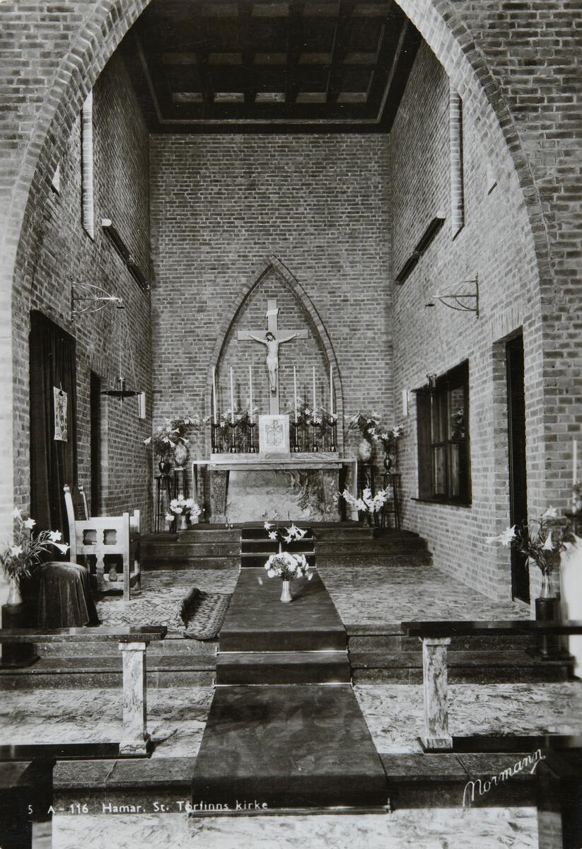 Postkort, Hamar, interiør mot alteret i St. Torfinn kirke, Hamar Katolske kirke, Torggata, Vestre Torg, 